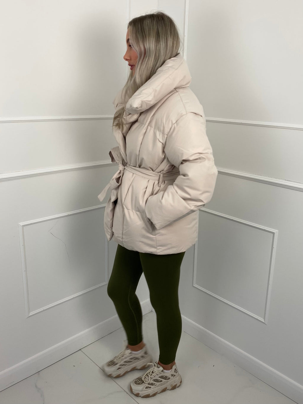 NORVIAS | Quilted Short Jacket with Belt