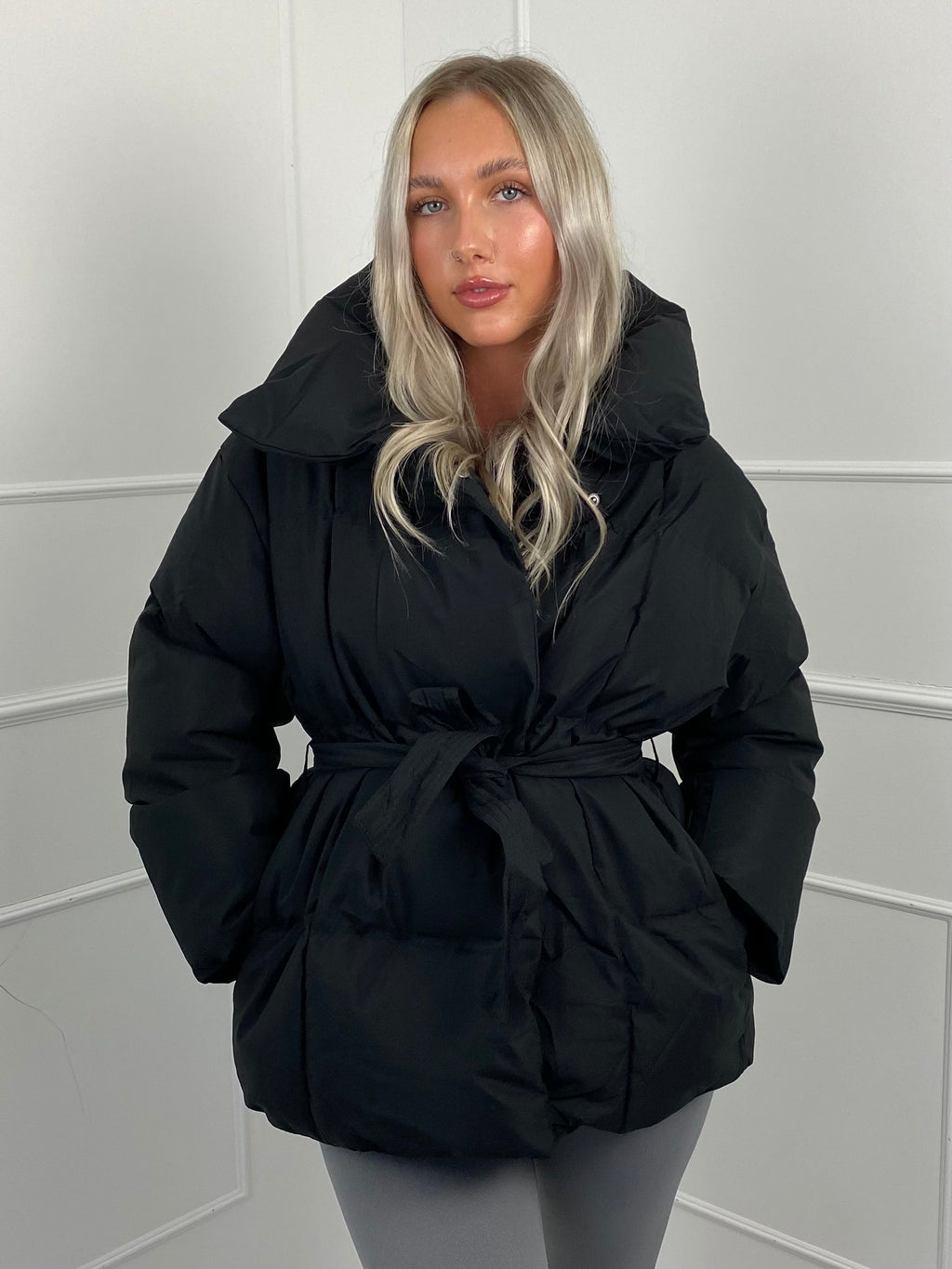 NORVIAS | Quilted Short Jacket with Belt