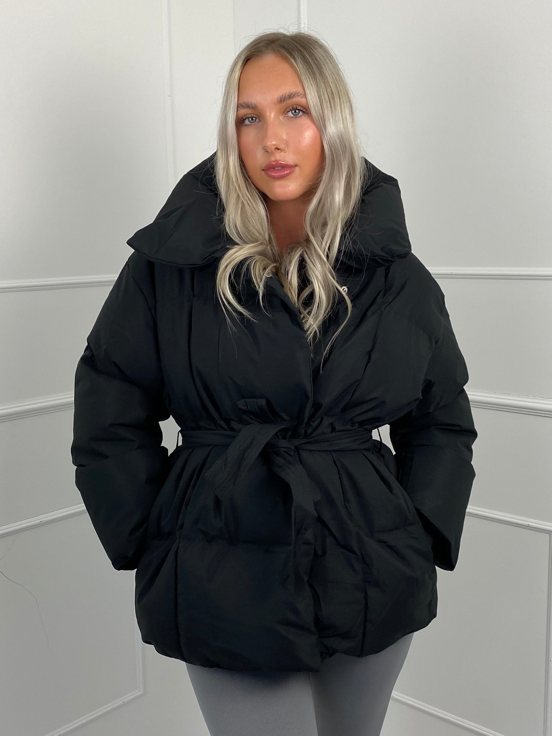 NORVIAS | Quilted Short Jacket with Belt